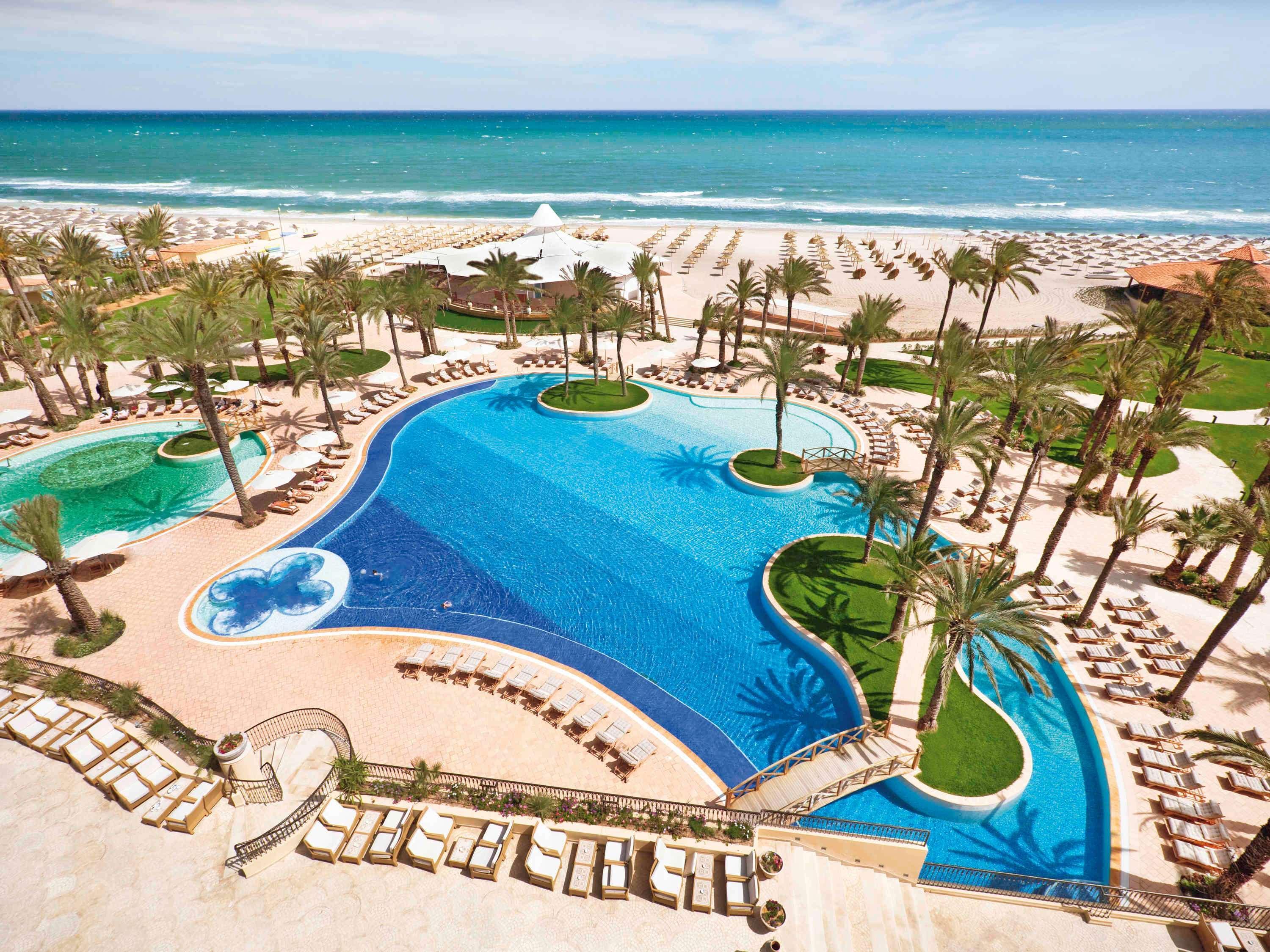 苏赛瑞享温泉水疗度假村 苏塞 外观 照片 The swimming pool at the Royal Mirage