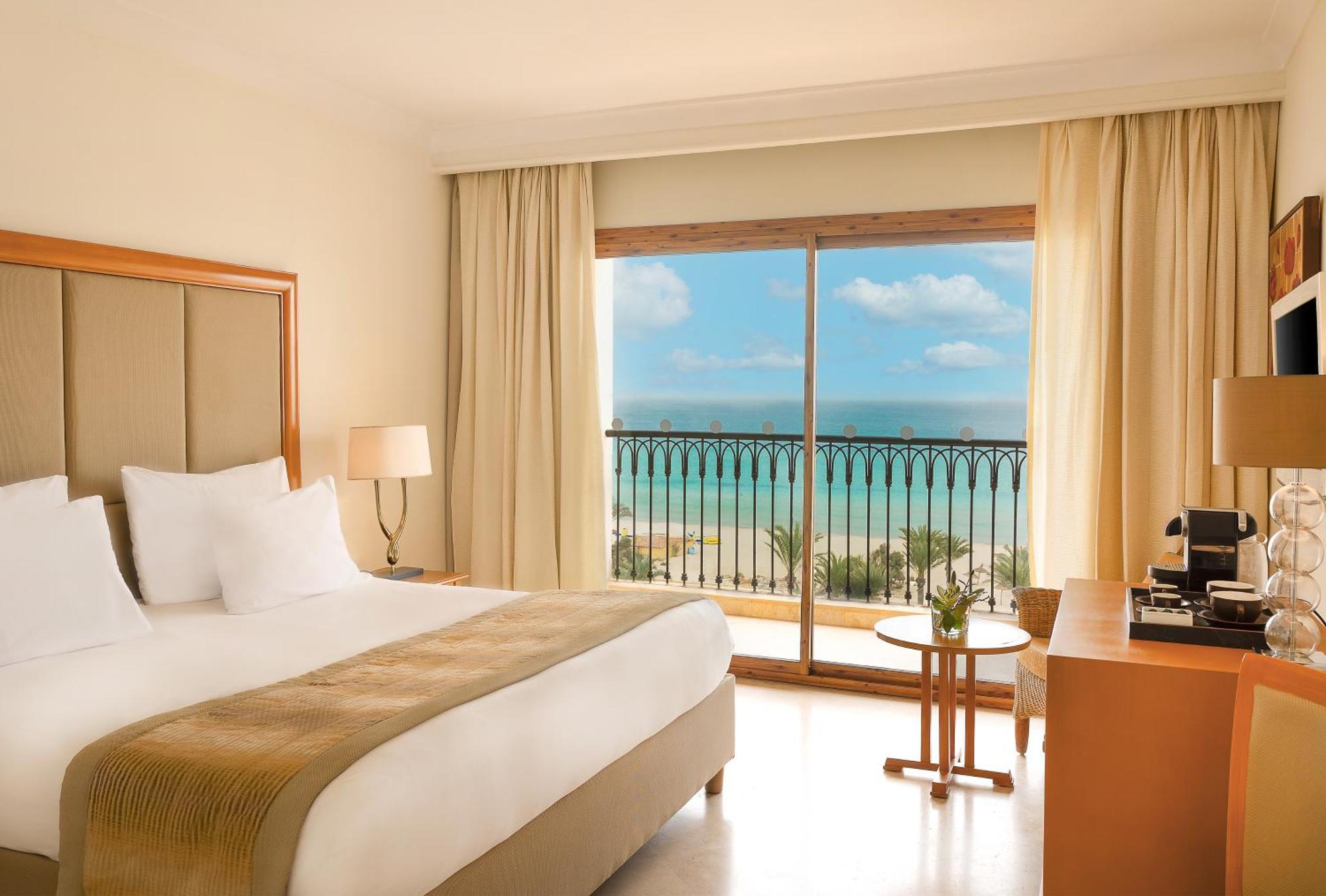 苏赛瑞享温泉水疗度假村 苏塞 外观 照片 A room at the Hilton Sharm El Sheikh