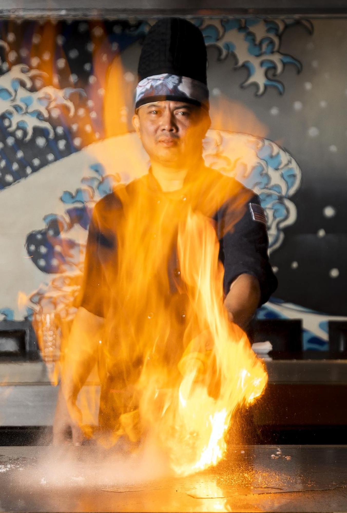 苏赛瑞享温泉水疗度假村 苏塞 外观 照片 A protester burns a copy of the Quran in front of the US embassy in Tehran, 2008