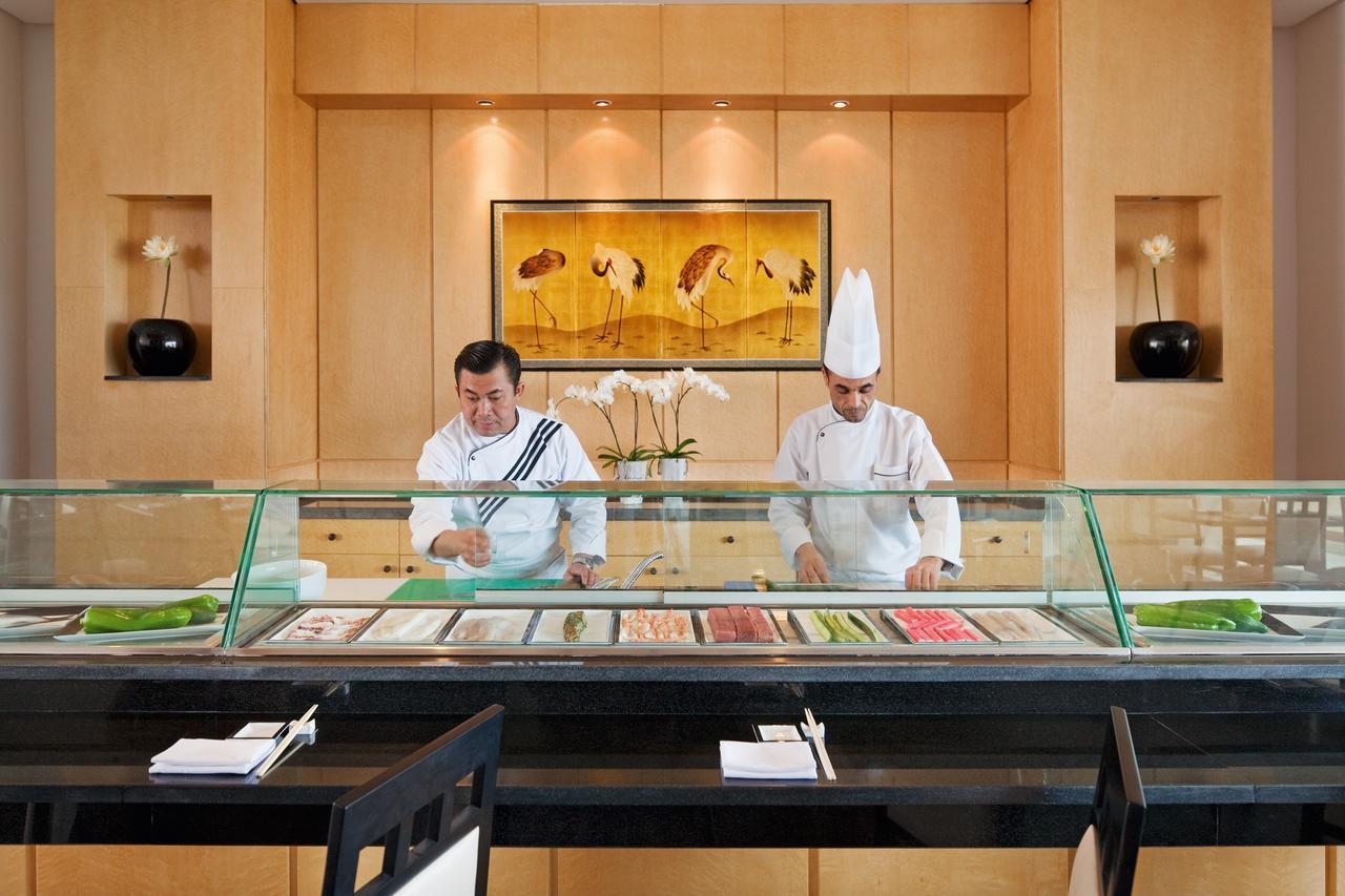 苏赛瑞享温泉水疗度假村 苏塞 外观 照片 A buffet at the Four Seasons Hotel in Hong Kong